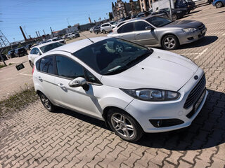 2016 Ford Fiesta Mk6 Рестайлинг, белый, 610000 рублей, вид 2