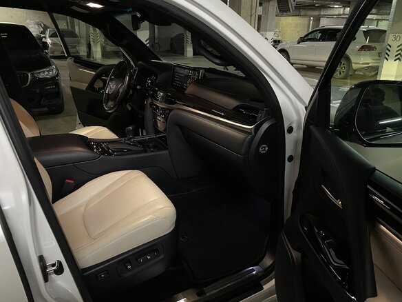 2017 Lexus LX 570 III Рестайлинг 2, белый, 7650000 рублей - вид 7