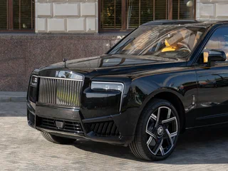 2026 Rolls-Royce Cullinan Black Badge I Рестайлинг (Series II), чёрный, 67790000 рублей, вид 4