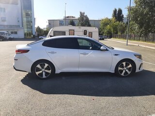 2019 Kia Optima IV Рестайлинг, белый, 1950000 рублей, вид 4
