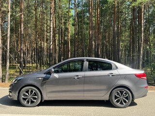 2017 Kia Rio III Рестайлинг, серый, 1350000 рублей, вид 4
