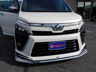2021 Toyota Voxy III (R80) Рестайлинг, белый, 2010000 рублей, вид 3