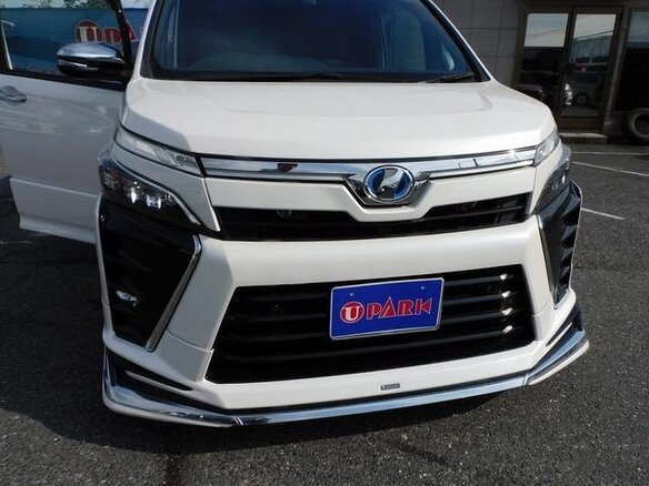 2021 Toyota Voxy III (R80) Рестайлинг, белый, 2010000 рублей - вид 2