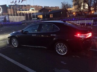 2020 Toyota Camry VIII (XV70) Рестайлинг, чёрный, 3000000 рублей, вид 3