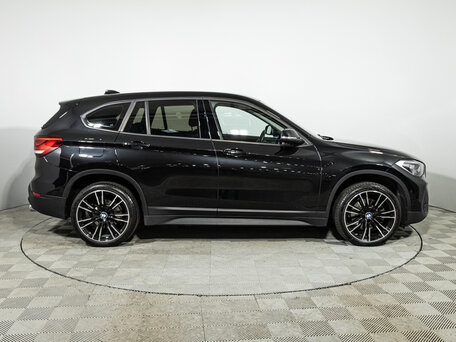 2021 BMW X1 20i xDrive II (F48) Рестайлинг, чёрный, 2869777 рублей, вид 4