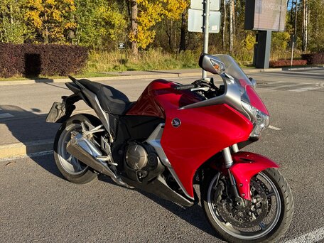 2010 Honda VFR 1200, красный, 640000 рублей, вид 2