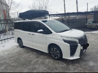 2018 Toyota Voxy III (R80) Рестайлинг, белый, 2229000 рублей, вид 5