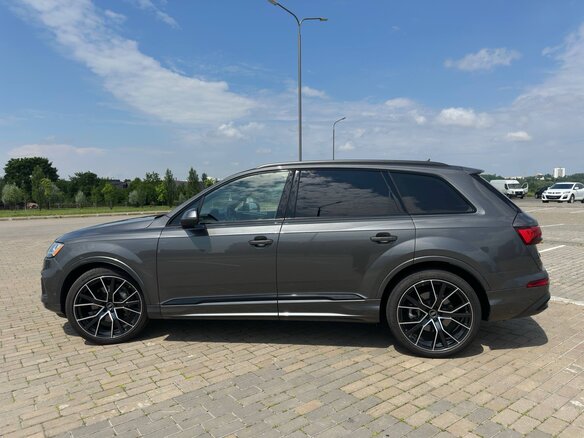2022 Audi Q7 55 TFSI II (4M) Рестайлинг, серый, 5190000 рублей - вид 3