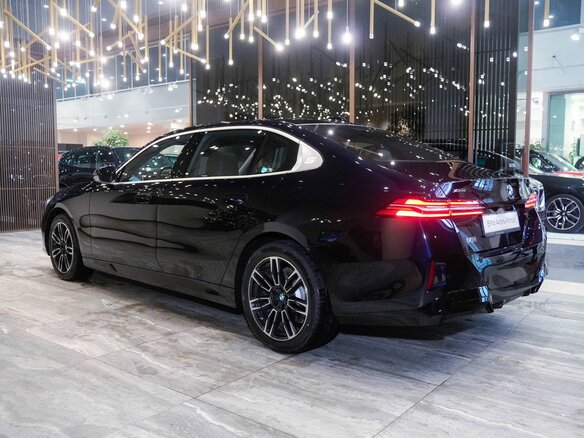 2025 BMW 5 серии Long 530Li xDrive VIII (G60/G61/G68), чёрный, 9000000 рублей - вид 5