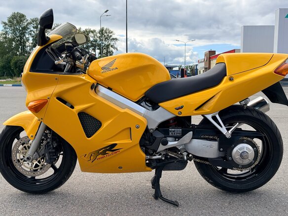1999 Honda VFR 800, жёлтый - вид 3
