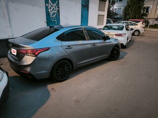 2017 Hyundai Solaris II, серый, 950999 рублей, вид 1