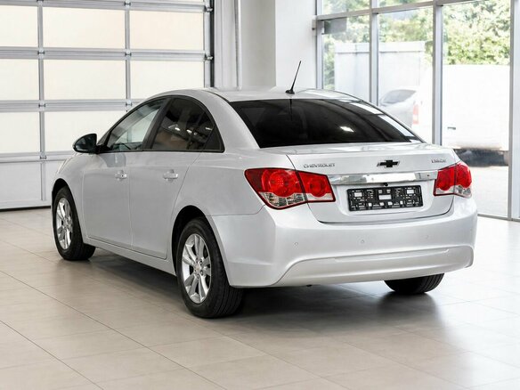 2014 Chevrolet Cruze I Рестайлинг, серебристый, 700000 рублей - вид 3