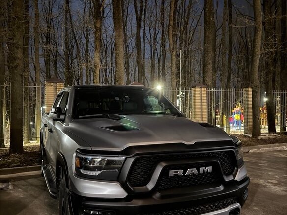 2023 Ram 1500 Quad Cab V, серый, 11400000 рублей - вид 2