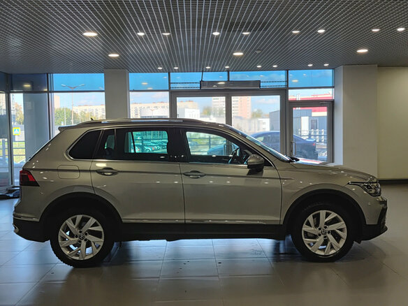 2021 Volkswagen Tiguan II Рестайлинг, серый, 2845000 рублей - вид 4