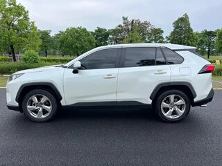 2022 Toyota RAV4 V (XA50), белый, 3525000 рублей, вид 4