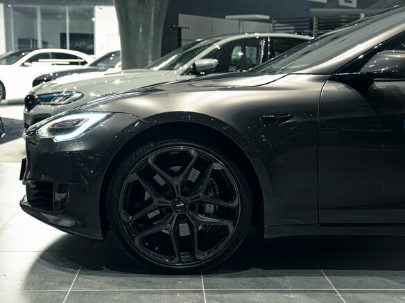 2019 Tesla Model S Performance I Рестайлинг, серый - вид 4