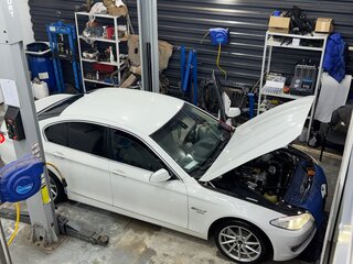2012 BMW 5 серии 528i xDrive VI (F10/F11/F07), белый, 1900000 рублей, вид 4