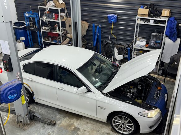 2012 BMW 5 серии 528i xDrive VI (F10/F11/F07), белый, 1900000 рублей - вид 3
