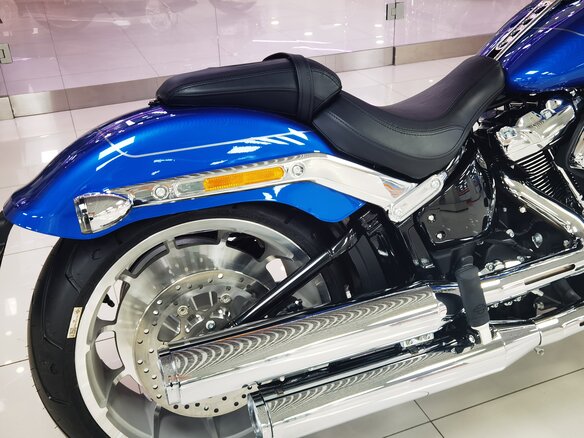 2025 Harley-Davidson Fat Boy, синий, 3300000 рублей - вид 23