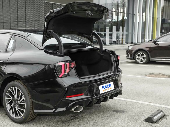 2026 Lynk & Co 03 I Рестайлинг 2, чёрный - вид 16