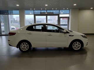 2016 Kia Rio III Рестайлинг, белый, 890000 рублей, вид 4