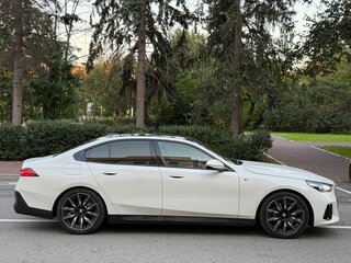 2023 BMW 5 серии 530i xDrive VIII (G60/G61/G68), белый, 7290000 рублей, вид 4