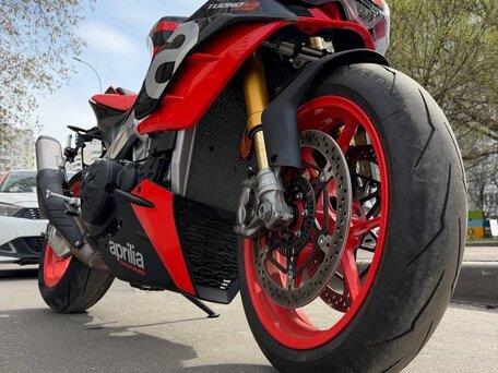 2022 Aprilia Tuono V4, красный, 2200000 рублей, вид 3