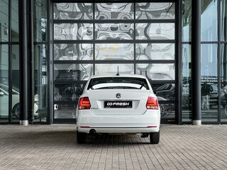 2018 Volkswagen Polo V Рестайлинг, белый, 1420000 рублей, вид 4