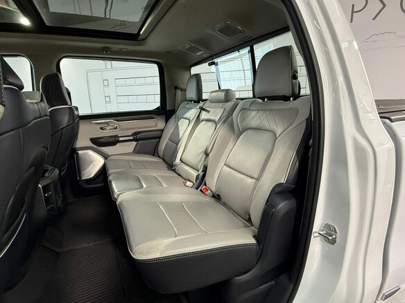 2022 Ram 1500 Crew Cab V, белый - вид 4