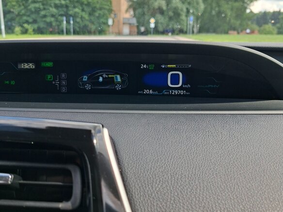 2017 Toyota Prius PHV ZVW52 IV (XW50), белый, 1850000 рублей - вид 12