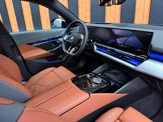 2025 BMW 5 серии 530i xDrive VIII (G60/G61/G68), чёрный, 8450000 рублей, вид 5