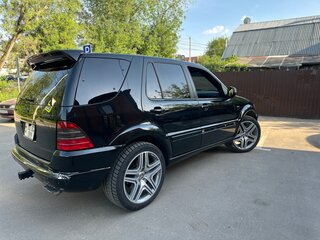 2001 Mercedes-Benz M-Класс 430 I (W163), чёрный, 700000 рублей, вид 2