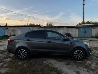 2014 Kia Rio 5-speed III, серый, 800000 рублей, вид 4