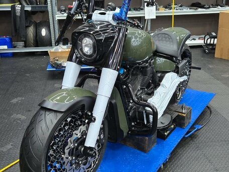 2023 Harley-Davidson Fat Boy, зелёный, 6800000 рублей, вид 1