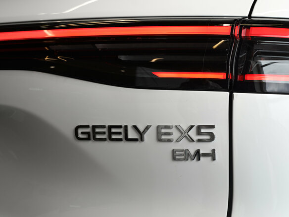 2026 Geely EX5 Гибрид EM-R, белый, 3829990 рублей - вид 6