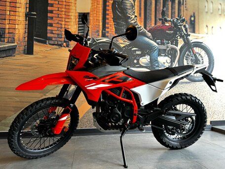 2026 KTM 390 Enduro, оранжевый, 749000 рублей, вид 4