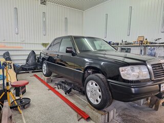 1993 Mercedes-Benz E-Класс 280 I (W124), чёрный, 1300000 рублей, вид 3