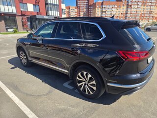 2020 Volkswagen Touareg III, чёрный, 4250000 рублей, вид 4