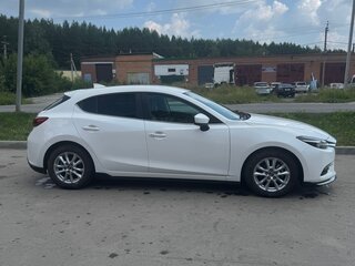 2019 Mazda Axela III Рестайлинг, белый, 1700000 рублей, вид 2