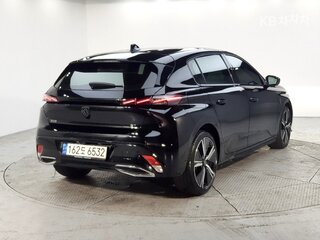 2022 Peugeot 308 III, чёрный, 1870700 рублей, вид 4