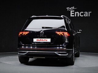 2022 Volkswagen Tiguan II Рестайлинг, чёрный, 2815000 рублей, вид 3