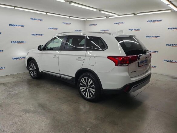 2020 Mitsubishi Outlander III Рестайлинг 3, белый - вид 3