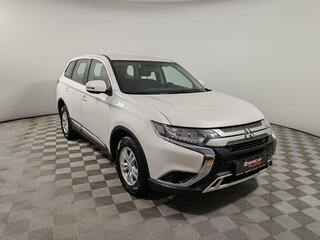 2019 Mitsubishi Outlander III Рестайлинг 3, белый, 1939000 рублей, вид 3