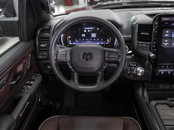 2026 Ram 1500 Crew Cab V Рестайлинг, красный - вид 31