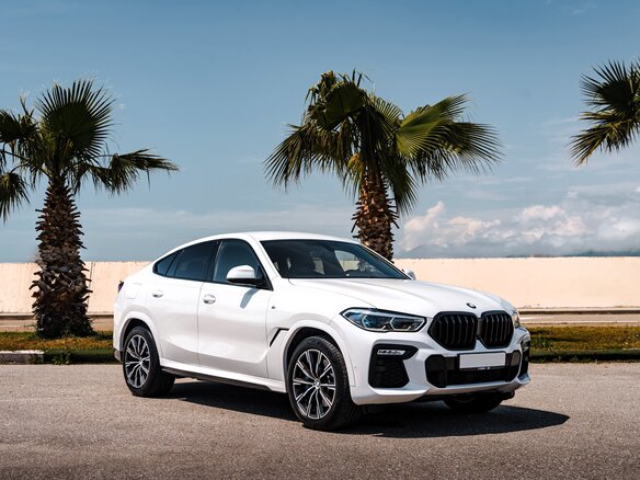 2020 BMW X6 40i III (G06), белый, 7499900 рублей - вид 5