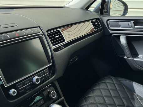 2017 Volkswagen Touareg II Рестайлинг, чёрный, 3490000 рублей, вид 5