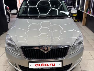 2013 Skoda Fabia II Рестайлинг, серебристый, 620000 рублей, вид 2