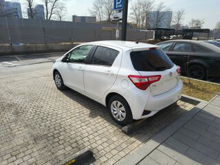 2017 Toyota Vitz III (XP130) Рестайлинг 2, белый, 950000 рублей, вид 4