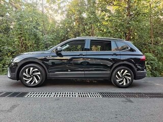 2023 Volkswagen Tiguan II Рестайлинг, чёрный, 2770000 рублей, вид 4
