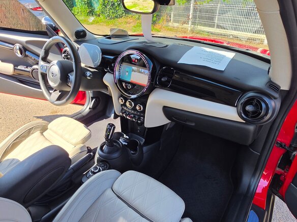 2022 Mini Hatch Cooper S III (F55/F56) Рестайлинг 2, красный, 3300000 рублей - вид 8